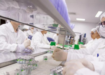 Brasil e China firmam acordo para fortalecer produção de vacinas com tecnologia e pesquisa.
