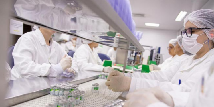 Brasil e China firmam acordo para fortalecer produção de vacinas com tecnologia e pesquisa.