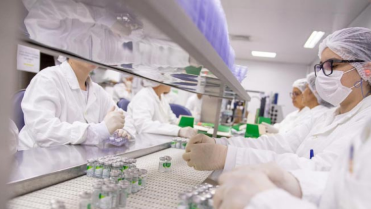 Brasil e China firmam acordo para fortalecer produção de vacinas com tecnologia e pesquisa.