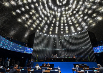 Projeto aprovado no Senado propõe aplicativo com botão de emergência para vítimas de violência doméstica.