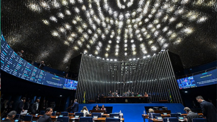 Projeto aprovado no Senado propõe aplicativo com botão de emergência para vítimas de violência doméstica.
