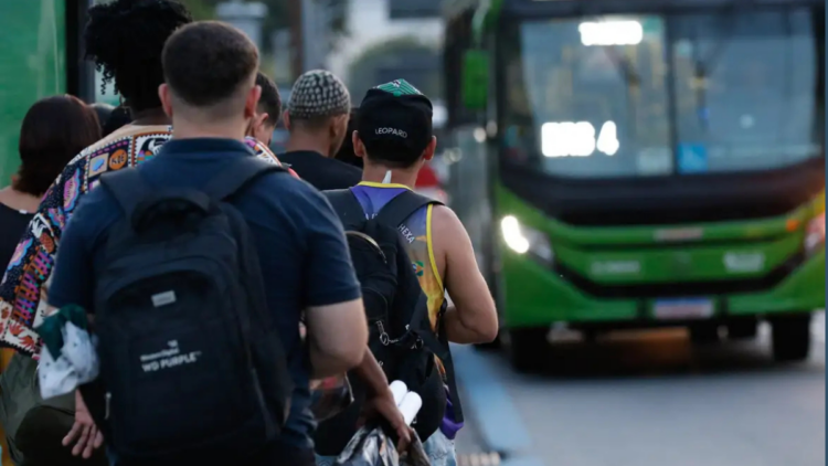 Serviços voltam a crescer no início de 2026 e igualam maior patamar da série histórica.