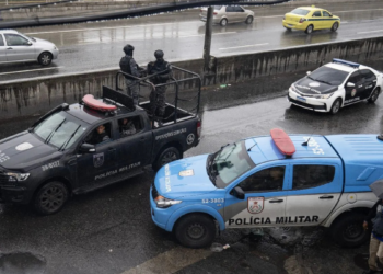 Operação investiga grupo que tentou comprar loja de armas para facilitar esquema ilegal.