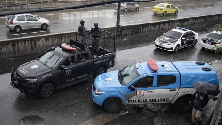 Operação investiga grupo que tentou comprar loja de armas para facilitar esquema ilegal.