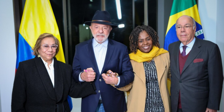 Em Bogotá, Lula participa da Celac e defende autonomia da América Latina frente aos EUA.