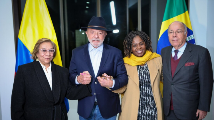 Em Bogotá, Lula participa da Celac e defende autonomia da América Latina frente aos EUA.