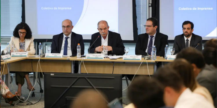 Mercadante defende segunda fase de programa para proteger setores afetados por tarifas externas.