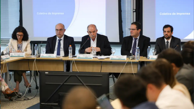Mercadante defende segunda fase de programa para proteger setores afetados por tarifas externas.