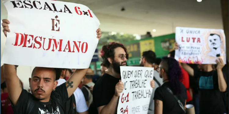 Maioria dos jovens no Brasil defende o fim da jornada 6x1, revela levantamento.