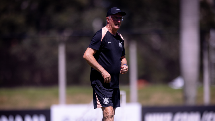 Corinthians volta aos treinos e foca em sequência decisiva