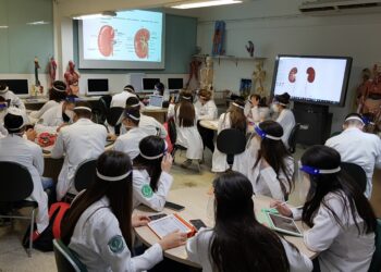 Às vésperas do Enamed, faculdades tentam melhorar resultados com mudanças pedagógicas, novas avaliações e aulas preparatórias.