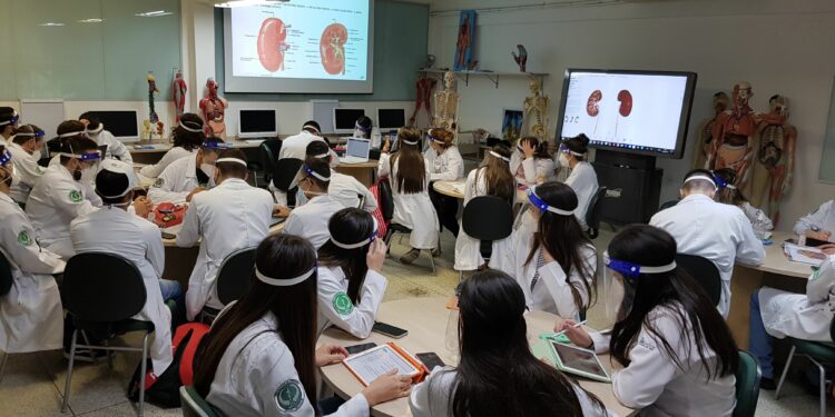 Às vésperas do Enamed, faculdades tentam melhorar resultados com mudanças pedagógicas, novas avaliações e aulas preparatórias.