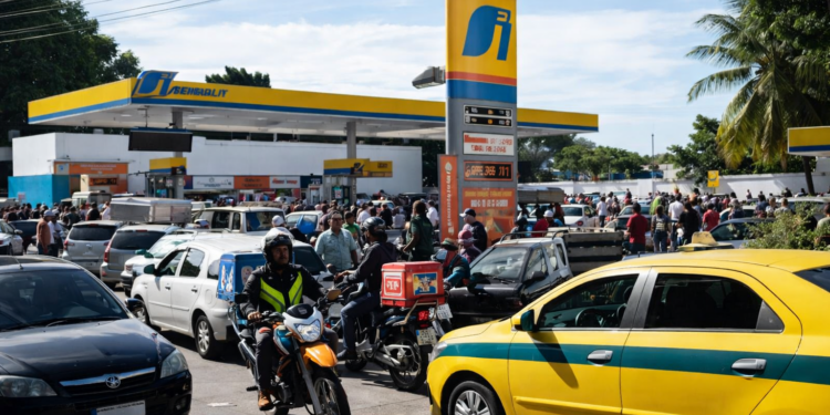 Crise no Estreito de Ormuz impacta preços de energia na Índia e força medidas para evitar desabastecimento.