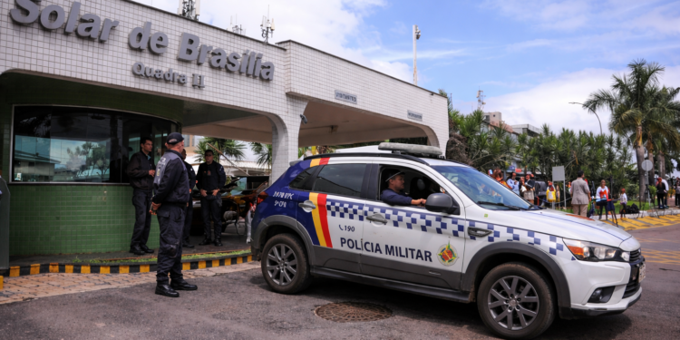 Ex-presidente terá visitas controladas e uso de tornozeleira após decisão do STF.