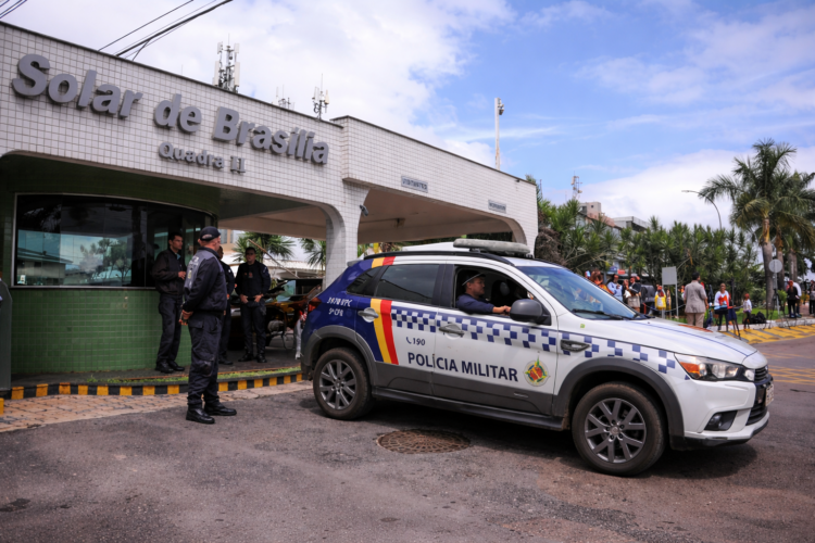 Ex-presidente terá visitas controladas e uso de tornozeleira após decisão do STF.