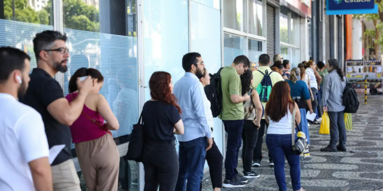 Governo federal convoca 1.860 candidatos para vagas remanescentes do Concurso Nacional Unificado. Oportunidades abrangem 131 cargos em diversos órgãos.