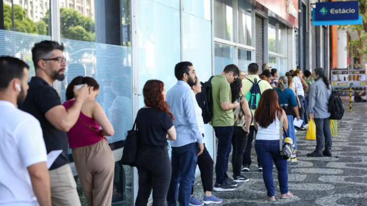 Governo federal convoca 1.860 candidatos para vagas remanescentes do Concurso Nacional Unificado. Oportunidades abrangem 131 cargos em diversos órgãos.