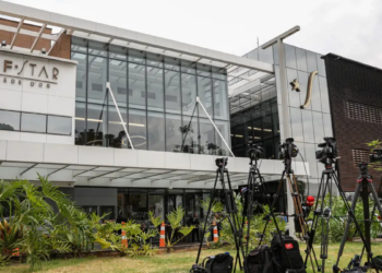 Jornalistas que acompanham internação de Jair Bolsonaro relatam ameaças e hostilidade. Entidades de imprensa exigem medidas de proteção e respeito à liberdade de imprensa.