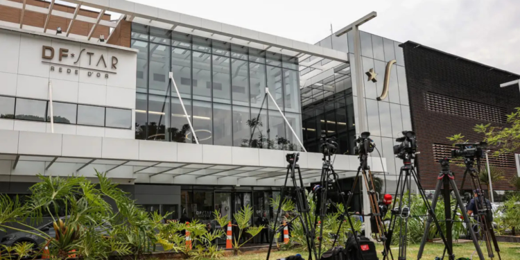Jornalistas que acompanham internação de Jair Bolsonaro relatam ameaças e hostilidade. Entidades de imprensa exigem medidas de proteção e respeito à liberdade de imprensa.