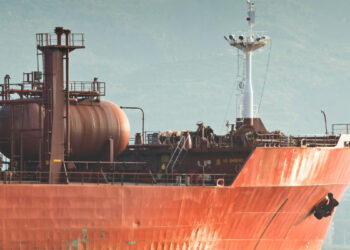Navio russo leva petróleo a Cuba em meio à crise energética.