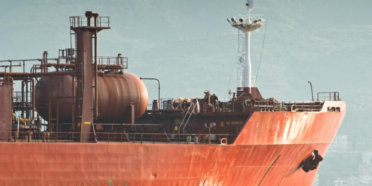 Navio russo leva petróleo a Cuba em meio à crise energética.