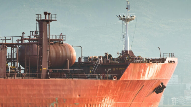 Navio russo leva petróleo a Cuba em meio à crise energética.