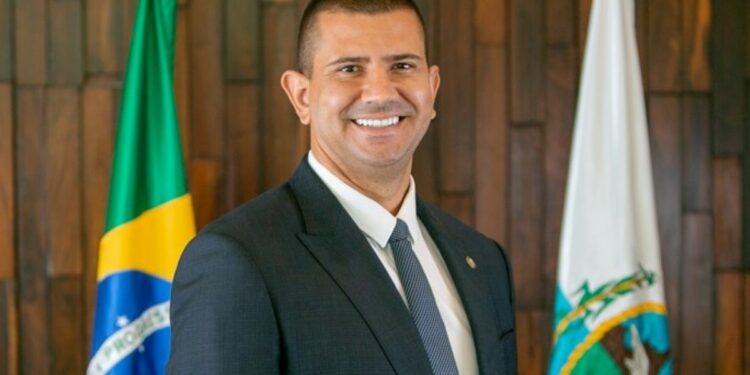Douglas Ruas é eleito presidente da Alerj e entra na linha sucessória do governo.