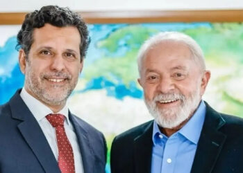 Lula anuncia Leonardo Barchini como novo ministro da Educação.
