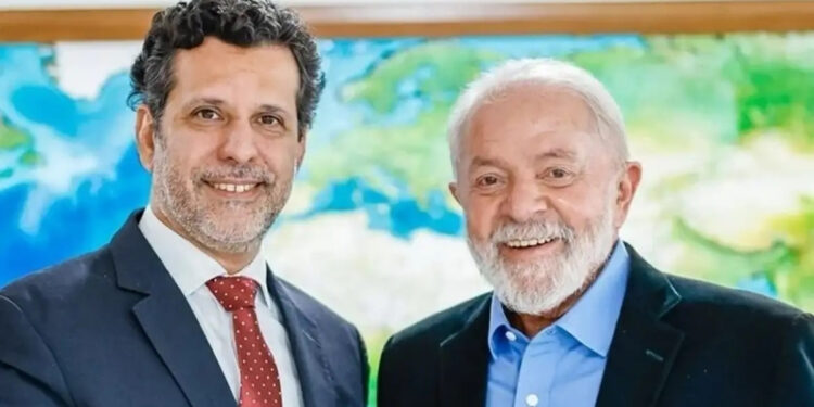 Lula anuncia Leonardo Barchini como novo ministro da Educação.