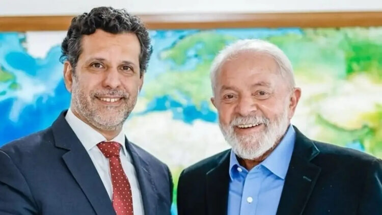 Lula anuncia Leonardo Barchini como novo ministro da Educação.
