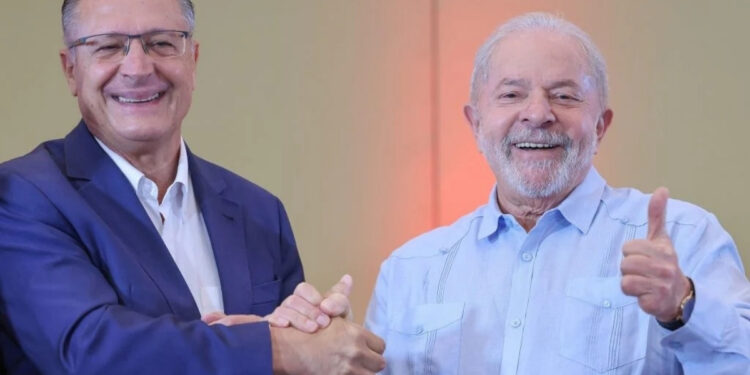 Lula confirma Alckmin como vice na chapa à reeleição.