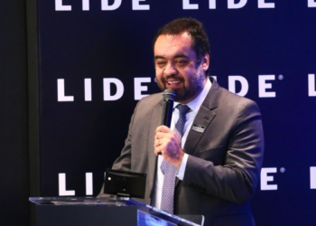 O governador Cláudio Castro nomeou o coronel Sylvio Ciuffo Guerra como novo secretário de Polícia Militar do Rio de Janeiro, substituindo Marcelo de Menezes, que deixará o cargo para disputar eleições.