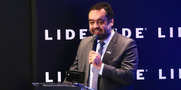 O governador Cláudio Castro nomeou o coronel Sylvio Ciuffo Guerra como novo secretário de Polícia Militar do Rio de Janeiro, substituindo Marcelo de Menezes, que deixará o cargo para disputar eleições.