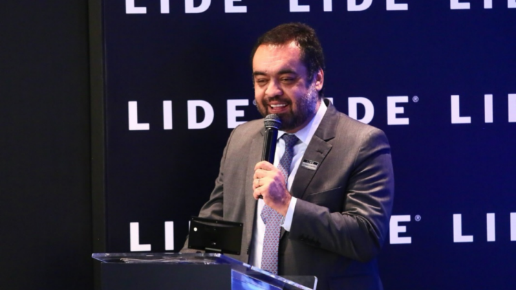 O governador Cláudio Castro nomeou o coronel Sylvio Ciuffo Guerra como novo secretário de Polícia Militar do Rio de Janeiro, substituindo Marcelo de Menezes, que deixará o cargo para disputar eleições.