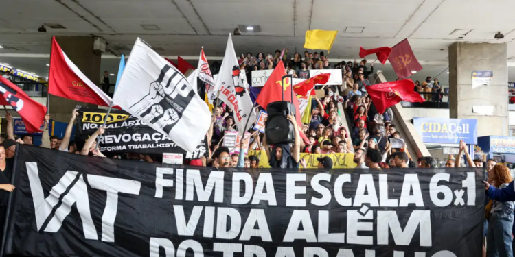 Especialistas alertam que o fim da jornada 6x1 pode aumentar salários, custos e preços, enquanto o mercado se ajusta e a economia recebe impulso no médio prazo.