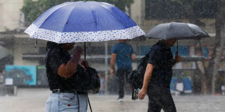 Inmet alerta para chuvas fortes em diversas regiões do Brasil no início da semana. População deve redobrar atenção para alagamentos e transtornos.