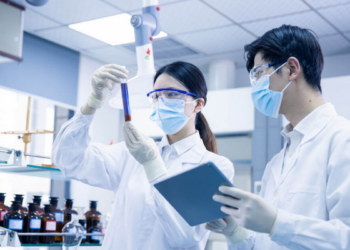 Pesquisadores da China modificam E. coli para produzir Romidepsina dentro do corpo, mostrando eficácia em camundongos com câncer de mama e prometendo terapias mais seguras.