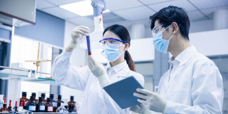 Pesquisadores da China modificam E. coli para produzir Romidepsina dentro do corpo, mostrando eficácia em camundongos com câncer de mama e prometendo terapias mais seguras.