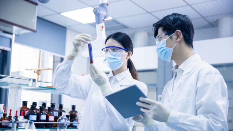 Pesquisadores da China modificam E. coli para produzir Romidepsina dentro do corpo, mostrando eficácia em camundongos com câncer de mama e prometendo terapias mais seguras.