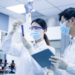 Pesquisadores da China modificam E. coli para produzir Romidepsina dentro do corpo, mostrando eficácia em camundongos com câncer de mama e prometendo terapias mais seguras.