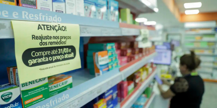 Lei sancionada por Luiz Inácio Lula da Silva autoriza farmácias em supermercados, com regras rígidas de funcionamento e segurança sanitária.