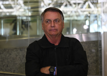 Jair Bolsonaro deixa a UTI do Hospital DF Star em Brasília após pneumonia; quadro é estável e PGR envia parecer favorável à prisão domiciliar ao STF.