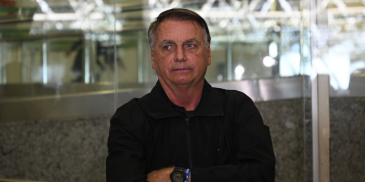 Jair Bolsonaro deixa a UTI do Hospital DF Star em Brasília após pneumonia; quadro é estável e PGR envia parecer favorável à prisão domiciliar ao STF.