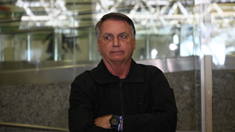 Jair Bolsonaro deixa a UTI do Hospital DF Star em Brasília após pneumonia; quadro é estável e PGR envia parecer favorável à prisão domiciliar ao STF.