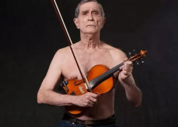 Jorge Mautner completa 85 anos e é homenageado com debate, apresentações musicais e transmissão online da Fundação Casa de Rui Barbosa, celebrando sua influência na música, literatura e cinema brasileiros.