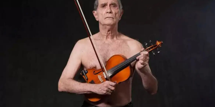 Jorge Mautner completa 85 anos e é homenageado com debate, apresentações musicais e transmissão online da Fundação Casa de Rui Barbosa, celebrando sua influência na música, literatura e cinema brasileiros.