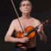 Jorge Mautner completa 85 anos e é homenageado com debate, apresentações musicais e transmissão online da Fundação Casa de Rui Barbosa, celebrando sua influência na música, literatura e cinema brasileiros.