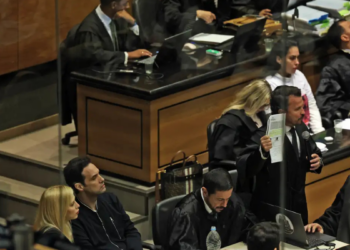Juíza Elizabeth Machado Louro determina que advogados de Jairinho arquem com custos do adiamento do júri de Henry Borel. Monique Medeiros tem prisão relaxada e Defensoria Pública assumirá a defesa do réu.