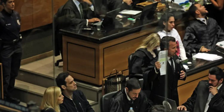 Juíza Elizabeth Machado Louro determina que advogados de Jairinho arquem com custos do adiamento do júri de Henry Borel. Monique Medeiros tem prisão relaxada e Defensoria Pública assumirá a defesa do réu.