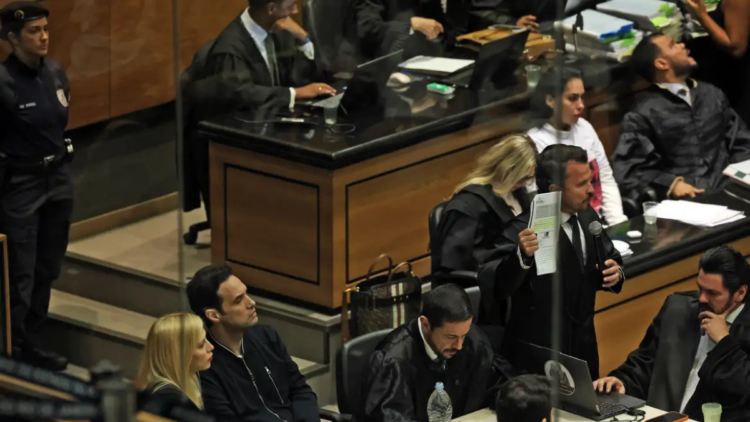 Juíza Elizabeth Machado Louro determina que advogados de Jairinho arquem com custos do adiamento do júri de Henry Borel. Monique Medeiros tem prisão relaxada e Defensoria Pública assumirá a defesa do réu.